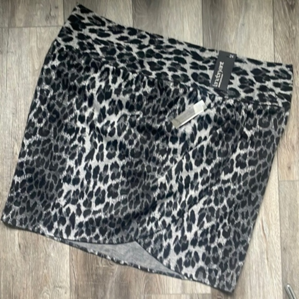 NWT Lane Bryant skirt size 24 gray and black animal print